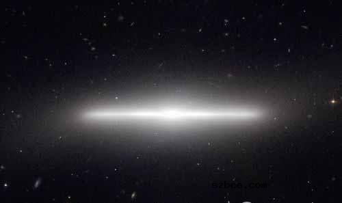 哈勃拍摄遥远星系 纤薄明亮似“星际信箱”