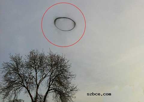 沃里克郡的天空突然出现一个不明“黑环”