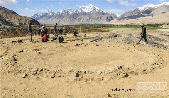 新疆挖出神秘巨人尸骨 身高超过2米